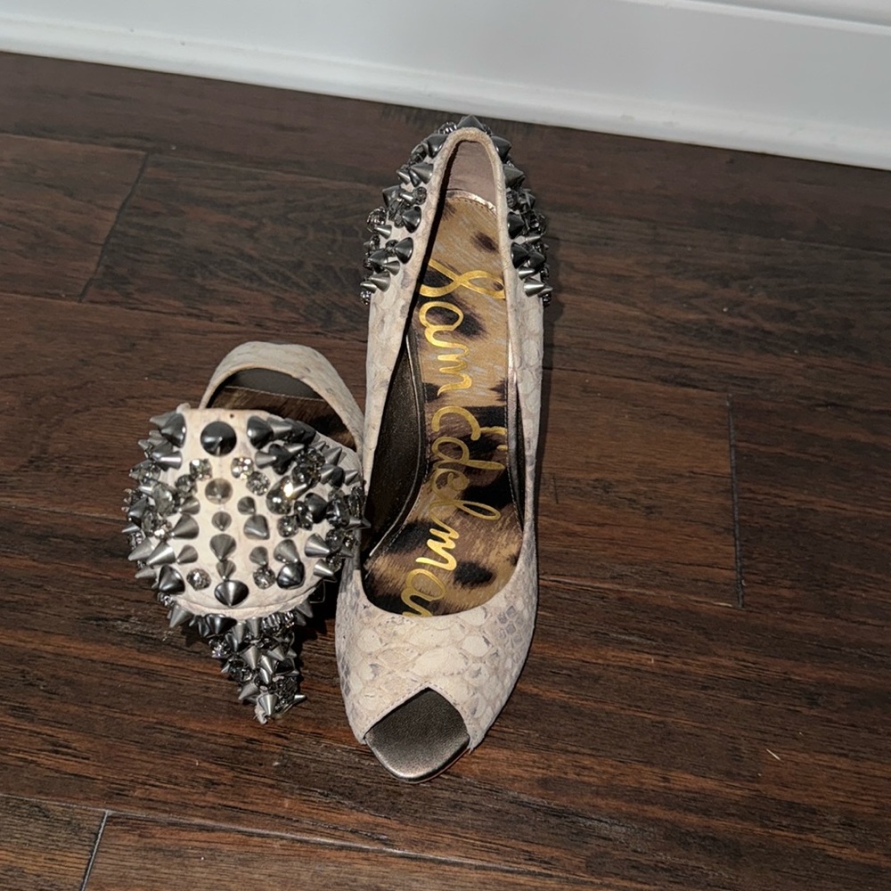 Woman elegant shoes